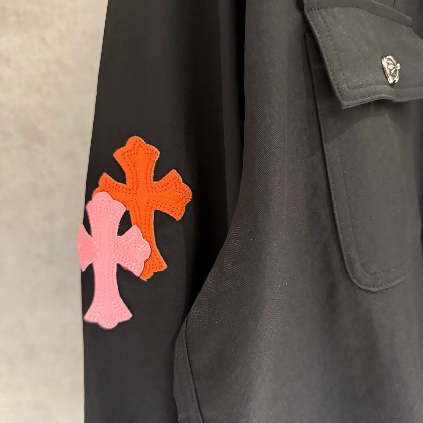 🅿️420 [Strict quality control] CH Croix heart cross-veneer workwear jacket, shirt jacket, camouflage cross workdog is the best-looking jacket in CH, black leather➕horse hair cross leather stitching, silver-plated hardware, loose version, quite wide and stylish, same style for men and women. Color: black and white 2 colors Size: M-2xl